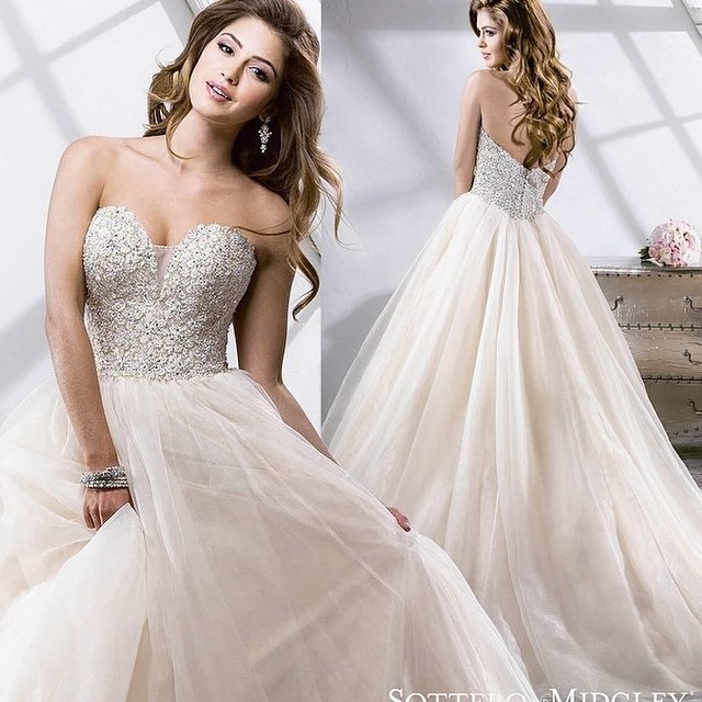 A-Line, Strapless Sweetheart, Fluffy and Backless, Lace Back, V Back, Back Details Wedding Dress M-1272