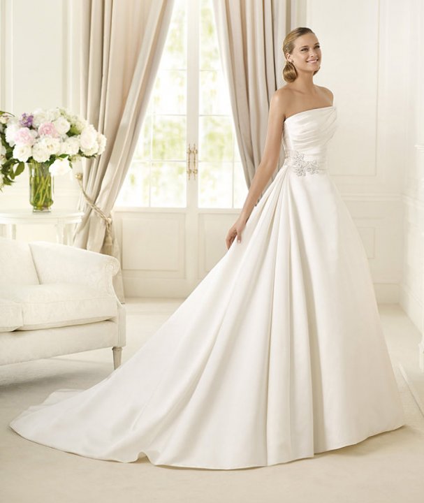 A-Line and Strapless Straight Wedding Dress M-925